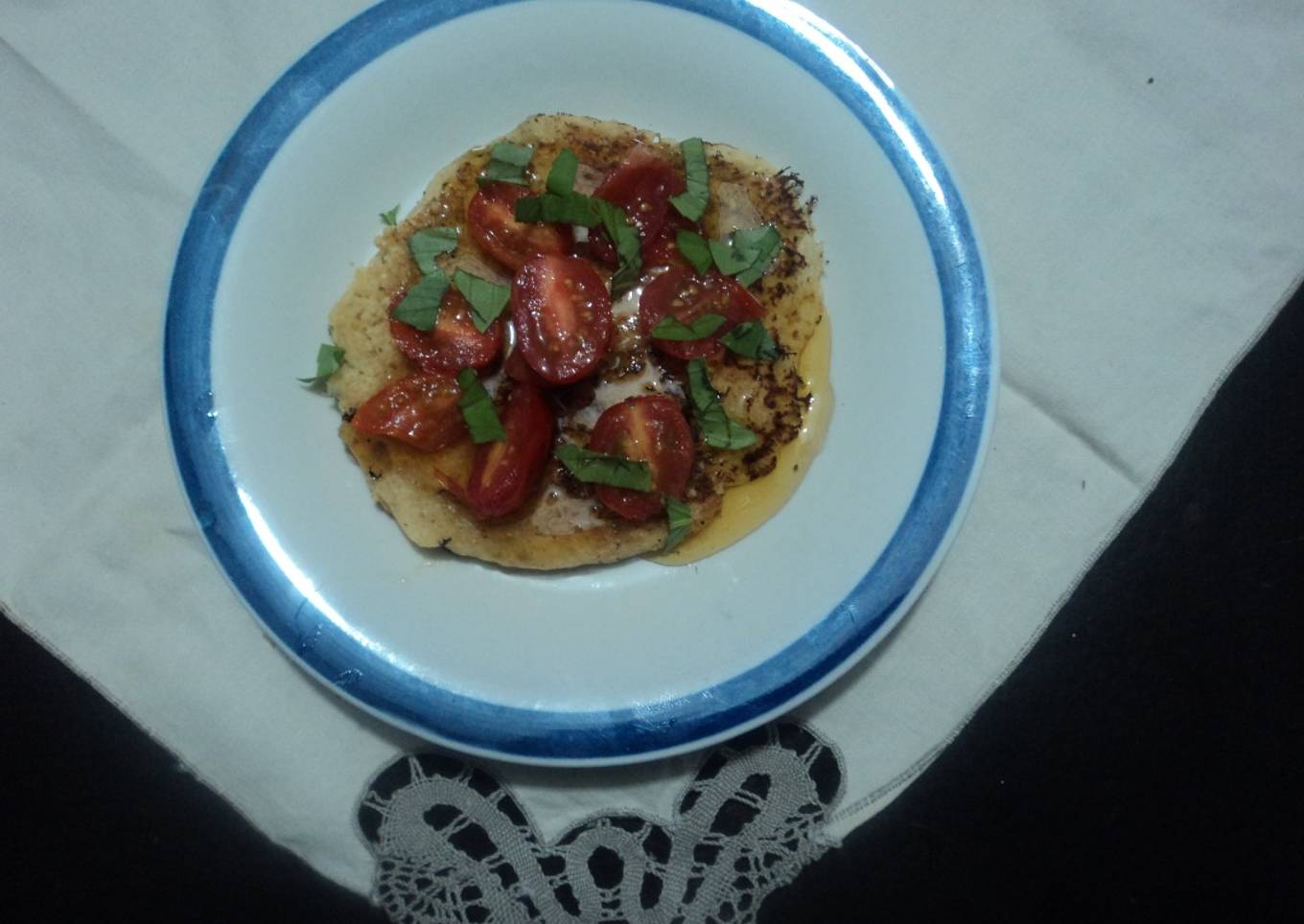 Panqueques de harina comercial, amaranto, caldo de pollo con miel de ágave, tomate cherry y albahaca