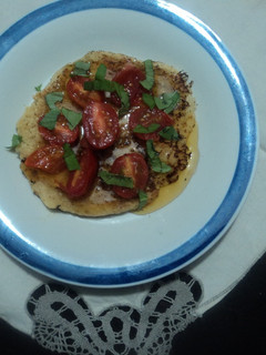 Una foto de Panqueques de harina comercial, amaranto, caldo de pollo con miel de ágave, tomate cherry y albahaca