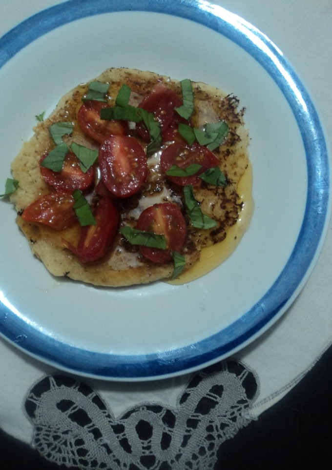 Una foto de Panqueques de harina comercial, amaranto, caldo de pollo con miel de ágave, tomate cherry y albahaca
