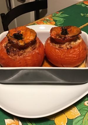 Une photo de Tomates farcies au pecorino et farce maison (porc,moutarde,curry…)