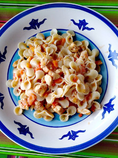 Una foto de Salsa de tomate y cubitos de pollo
