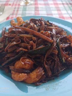 Una foto de Noodles de arroz, con langostinos y calabacín