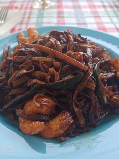 Una foto de Noodles de arroz, con langostinos y calabacín