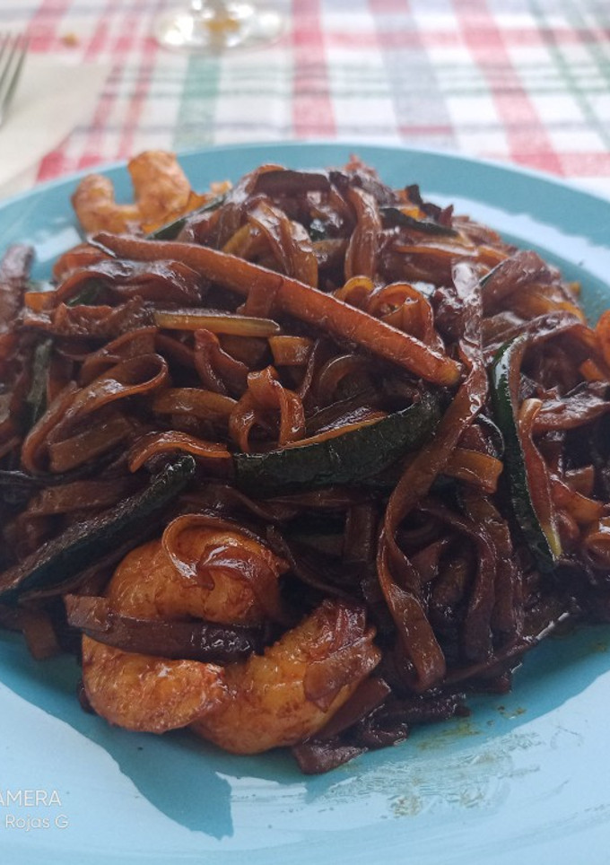 Una foto de Noodles de arroz, con langostinos y calabacín