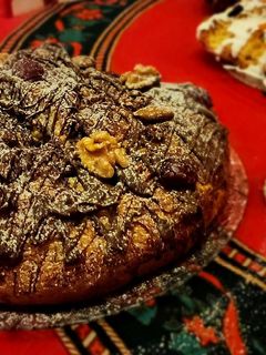 Una foto de ⭐Pan Dulce Genovés con chocolate y frutos secos - con pasas de uva y frutos secos⭐