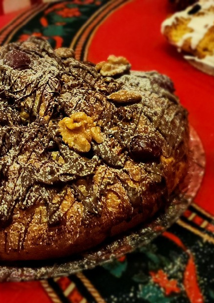 Una foto de ⭐Pan Dulce Genovés con chocolate y frutos secos - con pasas de uva y frutos secos⭐