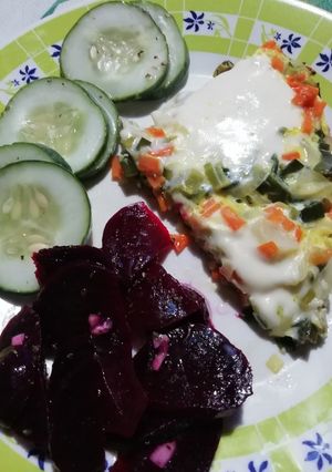 Una foto de Explosión de verduras: frittata con ensalada 🥕🥒🥬🥚🧀
