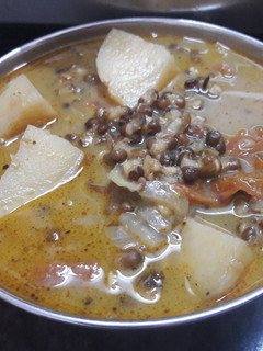 உருளைக்கிழங்கு கருப்பு உளுந்து  குருமா (Urulai Karuppu ulunthu Kurma Recipe in Tamil) செய்முறை முக்கிய புகைப்படம்