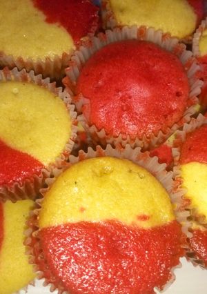 A picture of Red velvet and yellow cup cake.