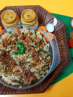 व्हेज बिर्याणी (veg biryani recipe in marathi) रेसिपी चे मुख्य फोटो