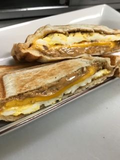 輕鬆做簡單吃-熱壓花生起士蛋吐司 的食譜成品照片