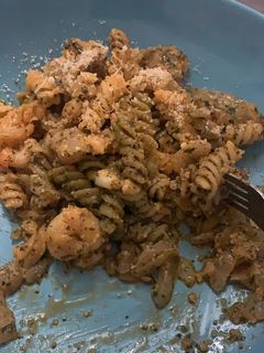 Una foto de Pasta con salsa pesto y gambas