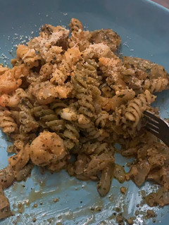 Una foto de Pasta con salsa pesto y gambas