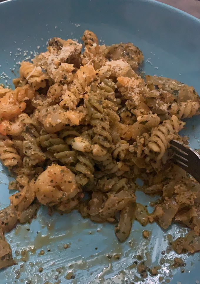 Una foto de Pasta con salsa pesto y gambas