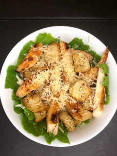 Una foto de Ensalada César con Pollo 🥗 🍗