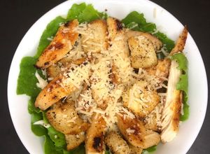 Una foto de Ensalada César con Pollo 🥗 🍗