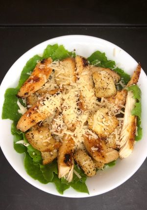 Una foto de Ensalada César con Pollo 🥗 🍗