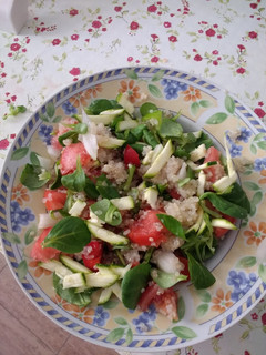 Una foto de Ensalada de quinoa y canónigos