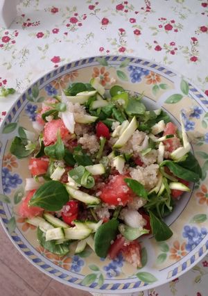 Una foto de Ensalada de quinoa y canónigos