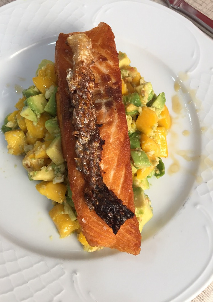 Una foto de Salmón con mango