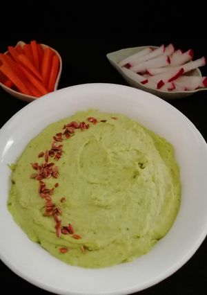 Una foto de Hummus de espinacas