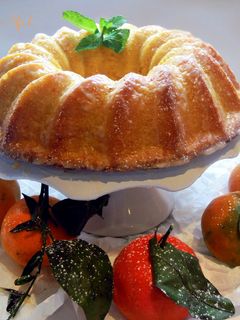 Una foto de Bundt cake de mandarinas con glaseado