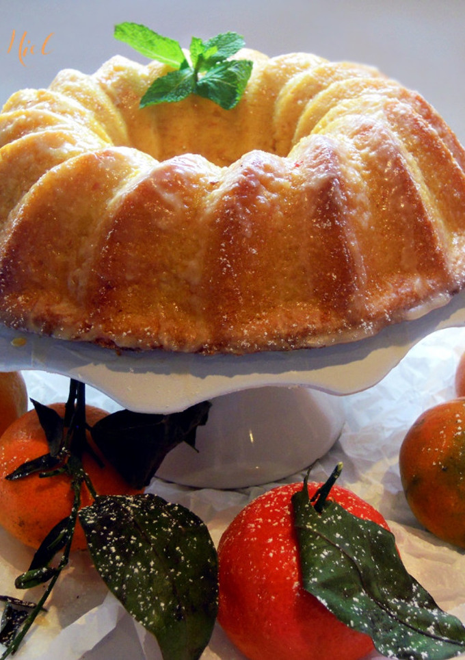 Una foto de Bundt cake de mandarinas con glaseado