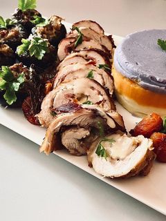 O poză a rețetei Ruladă din piept de pui cu gorgonzola.