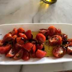 Una foto de Ensalada de tomates con vinagre balsámico