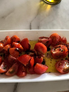 Una foto de Ensalada de tomates con vinagre balsámico