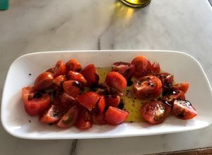 Una foto de Ensalada de tomates con vinagre balsámico