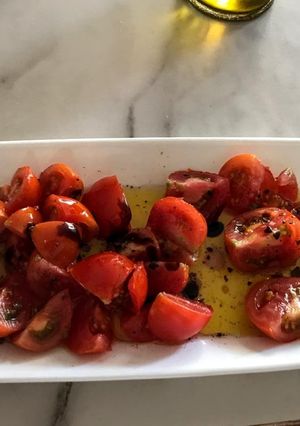 Una foto de Ensalada de tomates con vinagre balsámico
