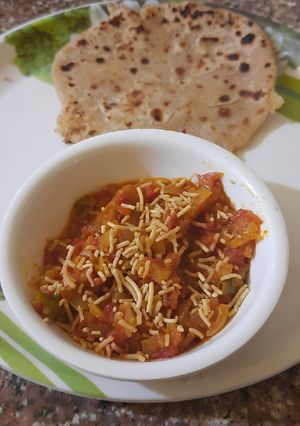 टमाटर प्याज़ की चटपटी सब्जी (tamatar pyaz ki chatpati sabzi recipe in Hindi) रेसिपी मुख्य फोटो