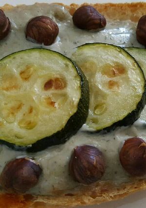 Une photo de Tartine crème au bleu-courgette- noisettes