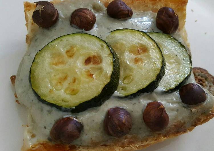 Tartine crème au bleu-courgette- noisettes