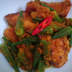 A picture of Rahu fish with okra or vindi.