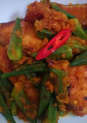 A picture of Rahu fish with okra or vindi.