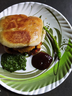 वड़ा पाव (vada pav recipe in Hindi) रेसिपी मुख्य फोटो