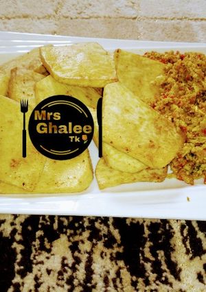 A picture of Fried yam with egg sauce.
