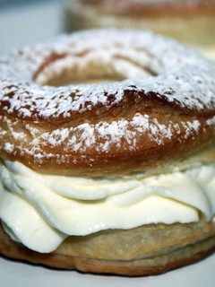 Una foto de Roscón de Reyes de hojaldre con relleno de nata