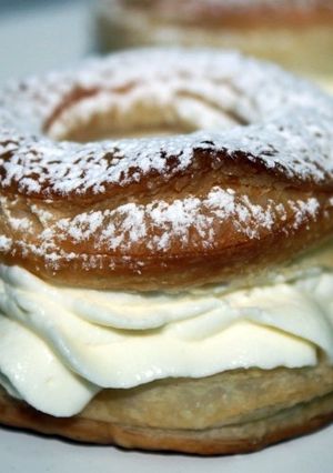 Foto principal de Roscón de Reyes de hojaldre con relleno de nata