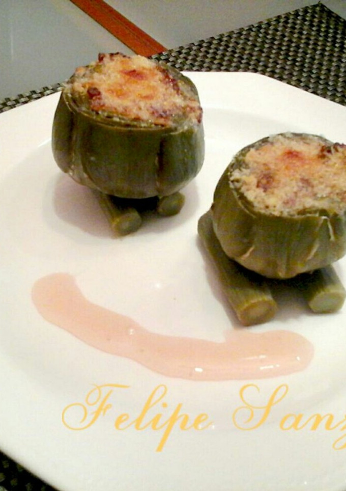 Una foto de Alcachofas rellenas de puerro y jamón