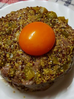 Una foto de Steak tartar de carne de potro