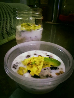 Foto resep Avocado with Choco Granola & Prune Yoghurt Overnight Oats