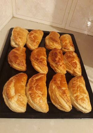 A picture of Meat pies/ chicken pies.