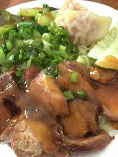 รูปของ บะหมี่เกี๊ยวหมูแดงราดซอส