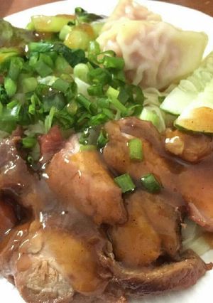 รูปของ บะหมี่เกี๊ยวหมูแดงราดซอส