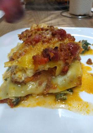 Una foto de Lasaña de verdura y ricota con bolognesa🍝