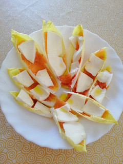 Una foto de Ensalada de endibia con salmón y queso fresco