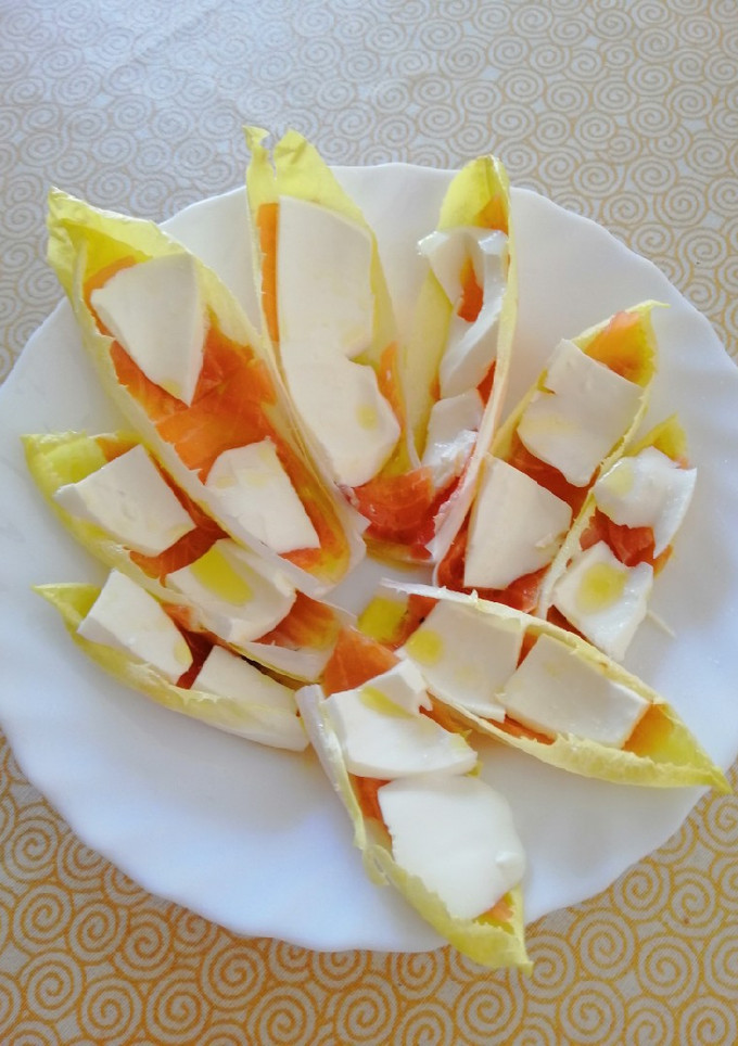 Una foto de Ensalada de endibia con salmón y queso fresco